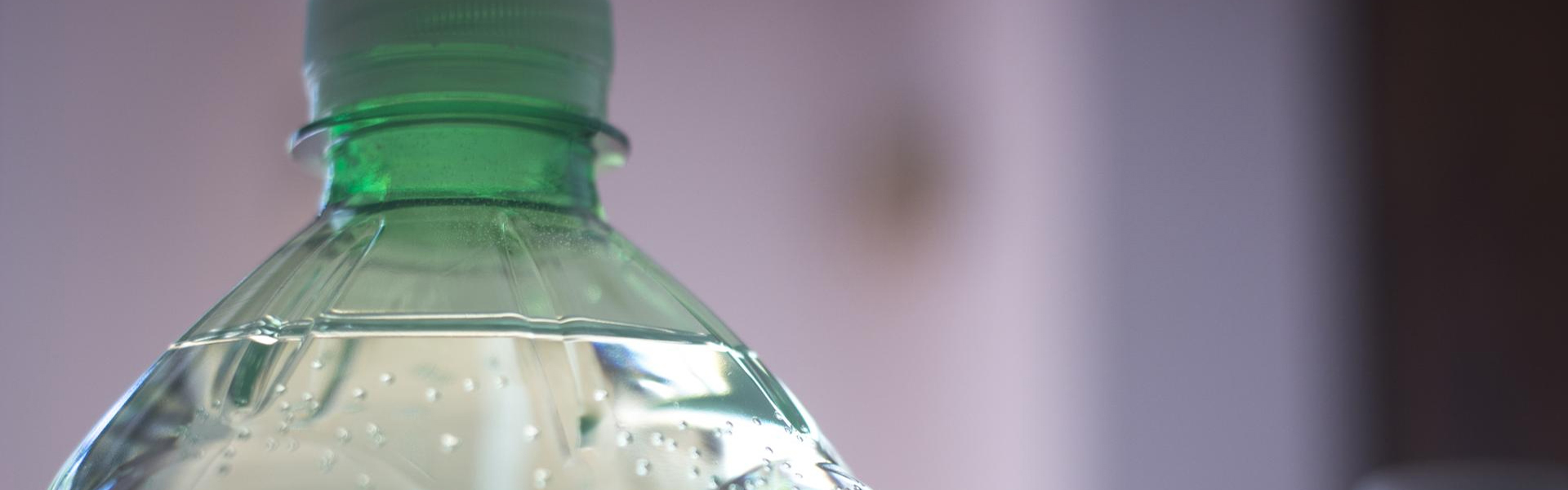 ¿Qué es el agua desionizada y cuál es su uso en la industria?